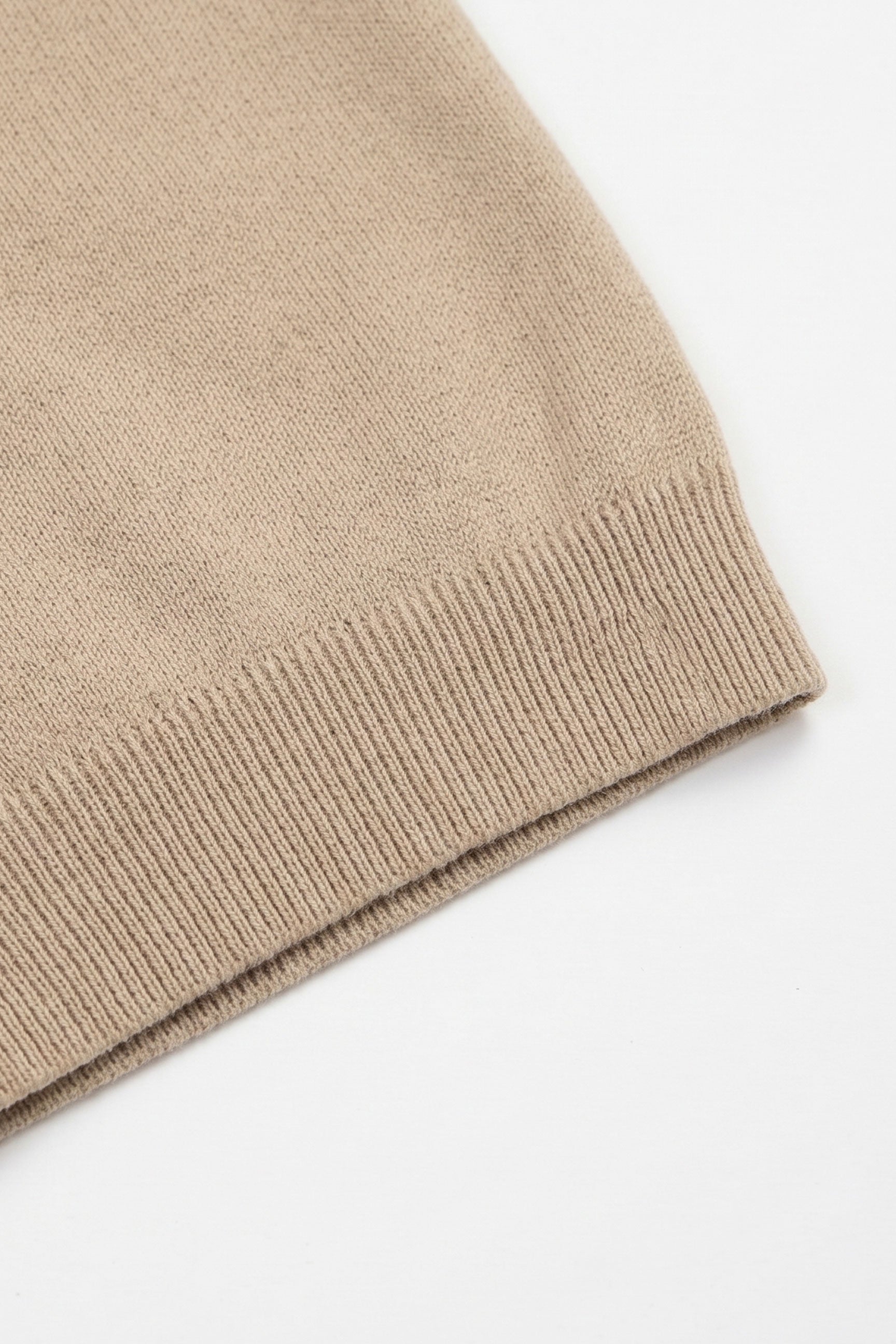 Beige vetoketjullinen neulottu poolopaita miehille
