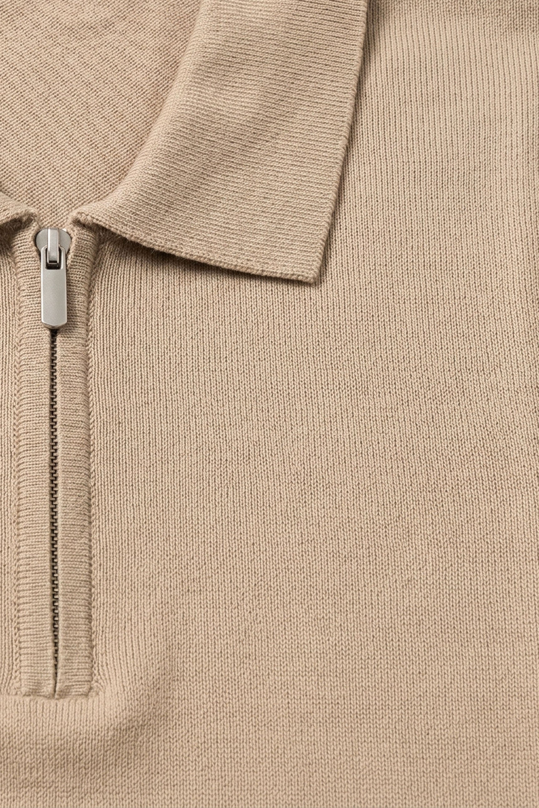 Beige vetoketjullinen neulottu poolopaita miehille