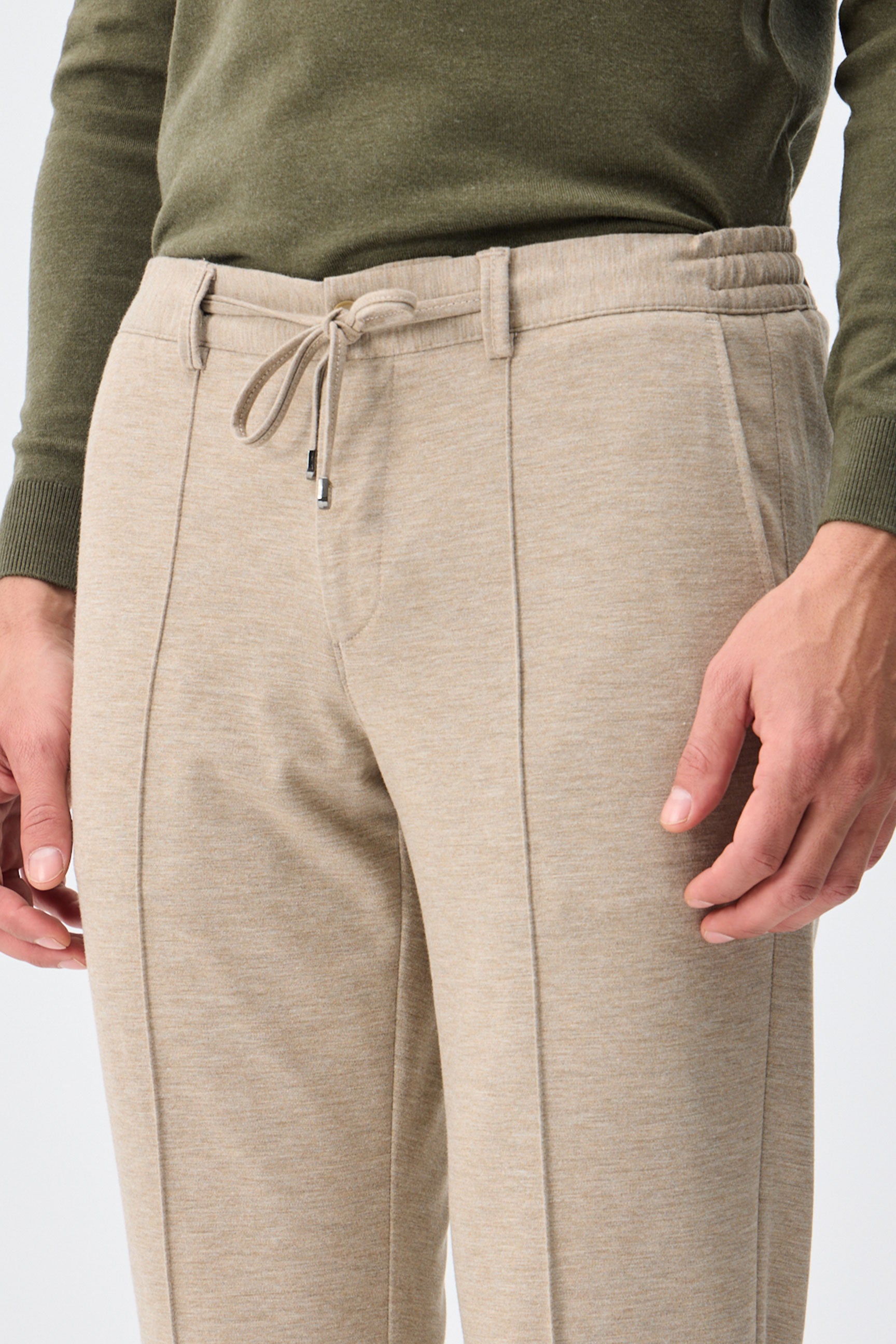 Miesten taupe-kaurapuuron beige-tyyliset kiristysnyörilliset housut, räätälöity kapeneva istuvuus