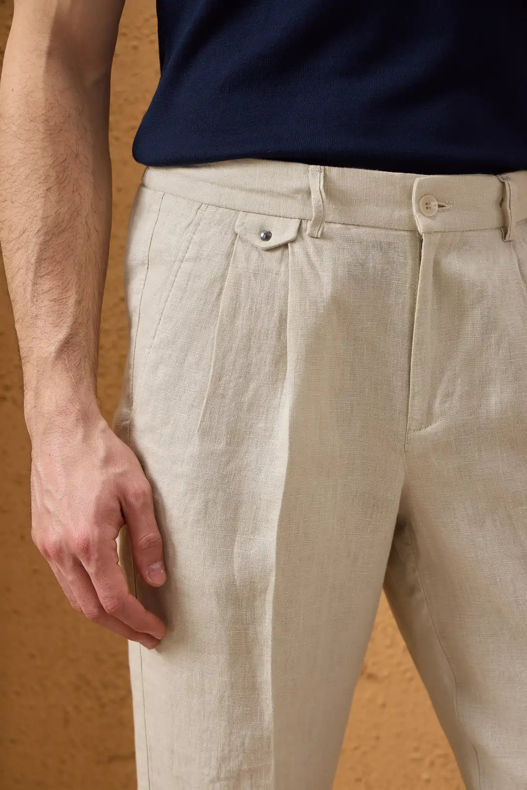 Miesten beige pellavainen rento kaksiosainen puku vetoketjulla, safarityylinen kesäpuku