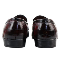 Miesten punaiset slip-on-loaferit muodollisille slip-on-tossuille