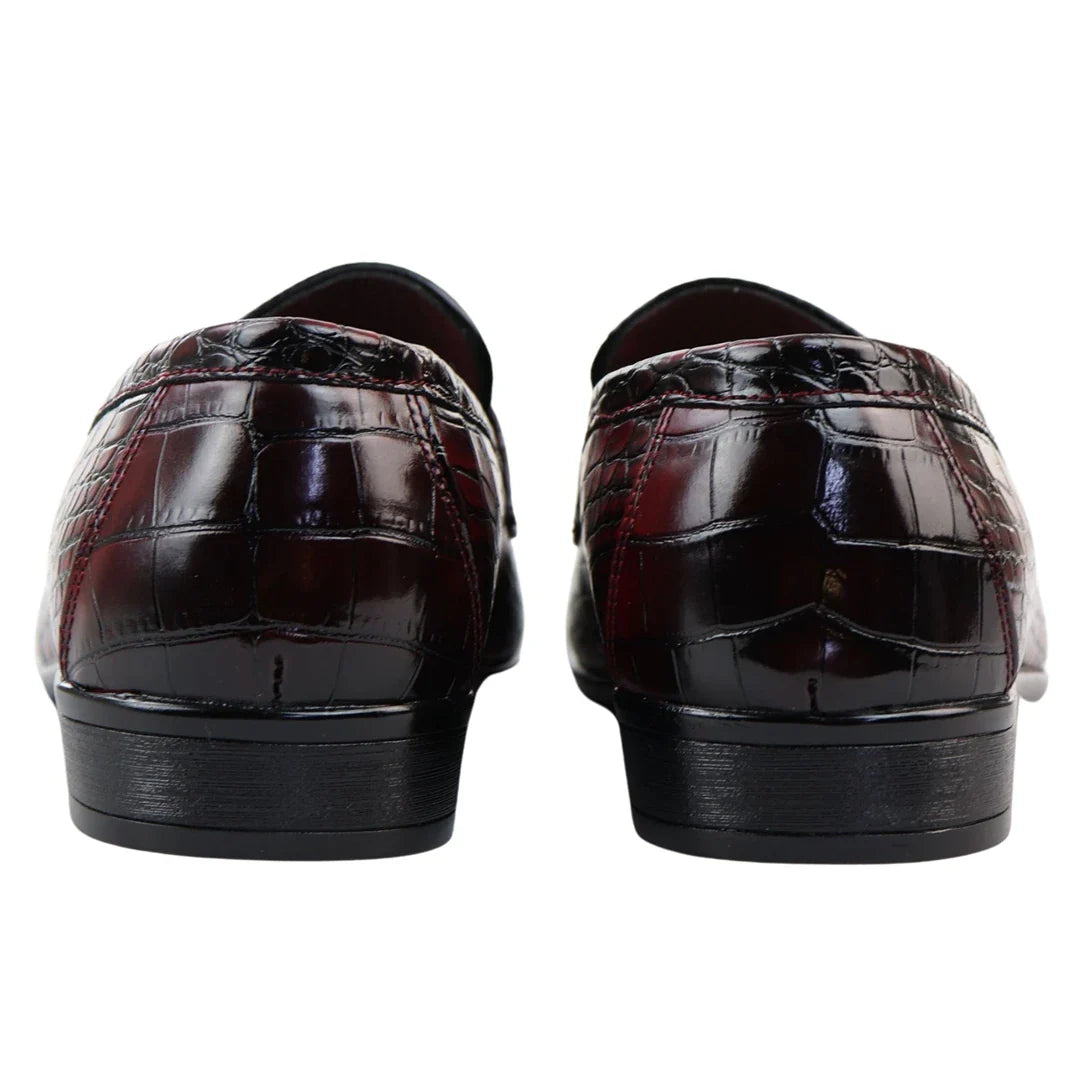 Miesten punaiset slip-on-loaferit muodollisille slip-on-tossuille