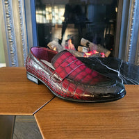 Miesten punaiset slip-on-loaferit muodollisille slip-on-tossuille