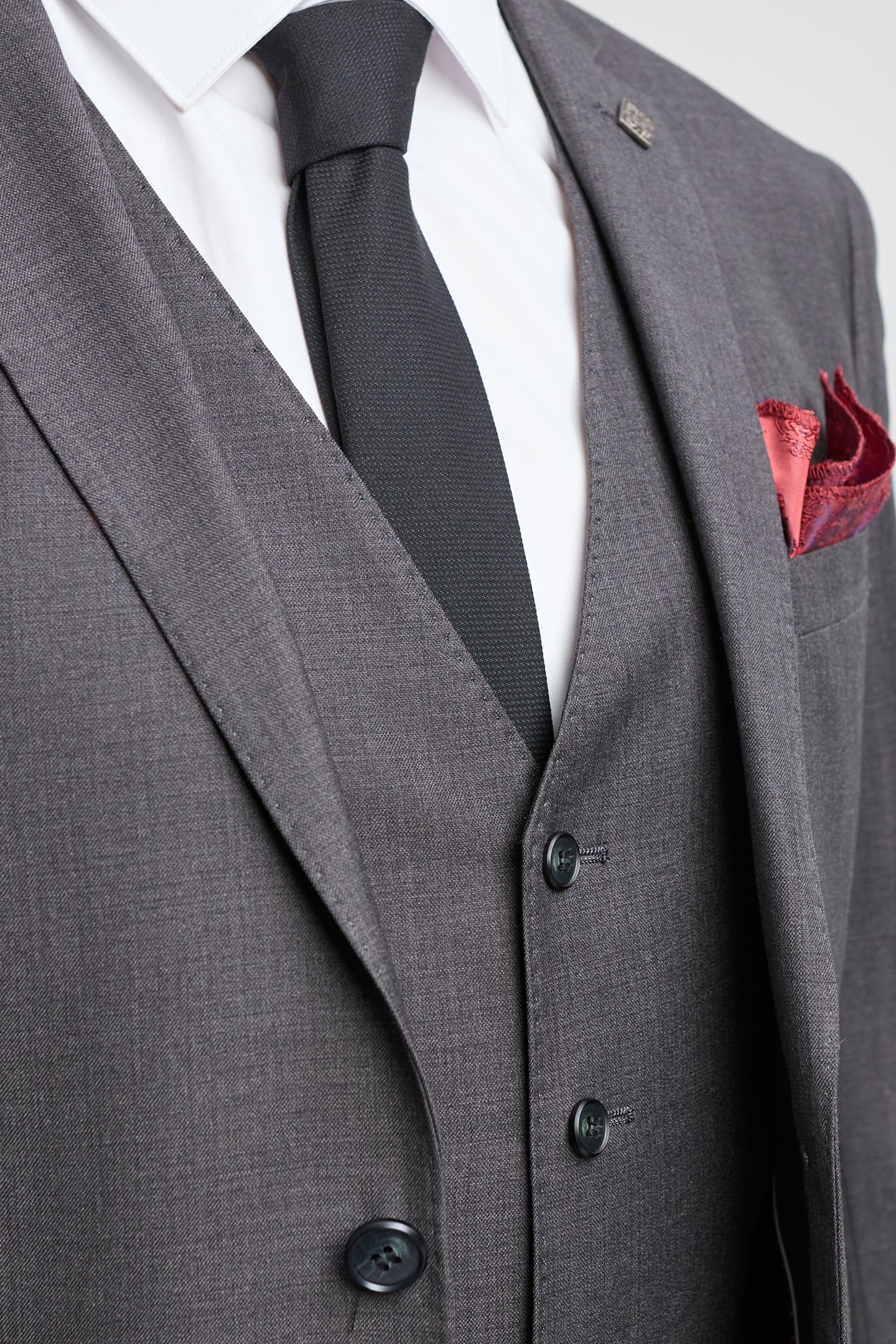 Miesten tummanharmaa hiilenvärinen kolmiosainen puku, klassinen tikkipuku, hääpuku, kesäpuku, klassikko