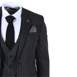 IM45 - Miesten musta kolmiosainen pinstripe-puku mafiatyyliin