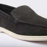 Miesten mokkanahkaiset mustat slip-on-loaferit, joissa on mukava istuvuus