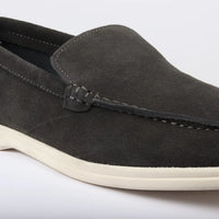 Miesten mokkanahkaiset mustat slip-on-loaferit, joissa on mukava istuvuus