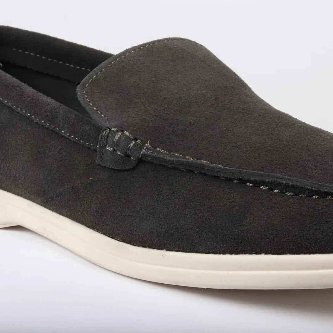 Miesten mokkanahkaiset mustat slip-on-loaferit, joissa on mukava istuvuus