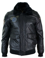 Miesten musta nahkainen pilottitakki, jossa turkiskaulus ja Slim Fit Bomber -materiaalia.