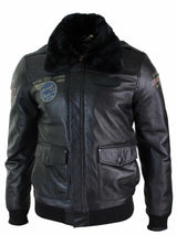 Miesten musta nahkainen pilottitakki, jossa turkiskaulus ja Slim Fit Bomber -materiaalia.