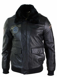 Miesten musta nahkainen pilottitakki, jossa turkiskaulus ja Slim Fit Bomber -materiaalia.