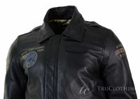 Miesten musta nahkainen pilottitakki, jossa turkiskaulus ja Slim Fit Bomber -materiaalia.