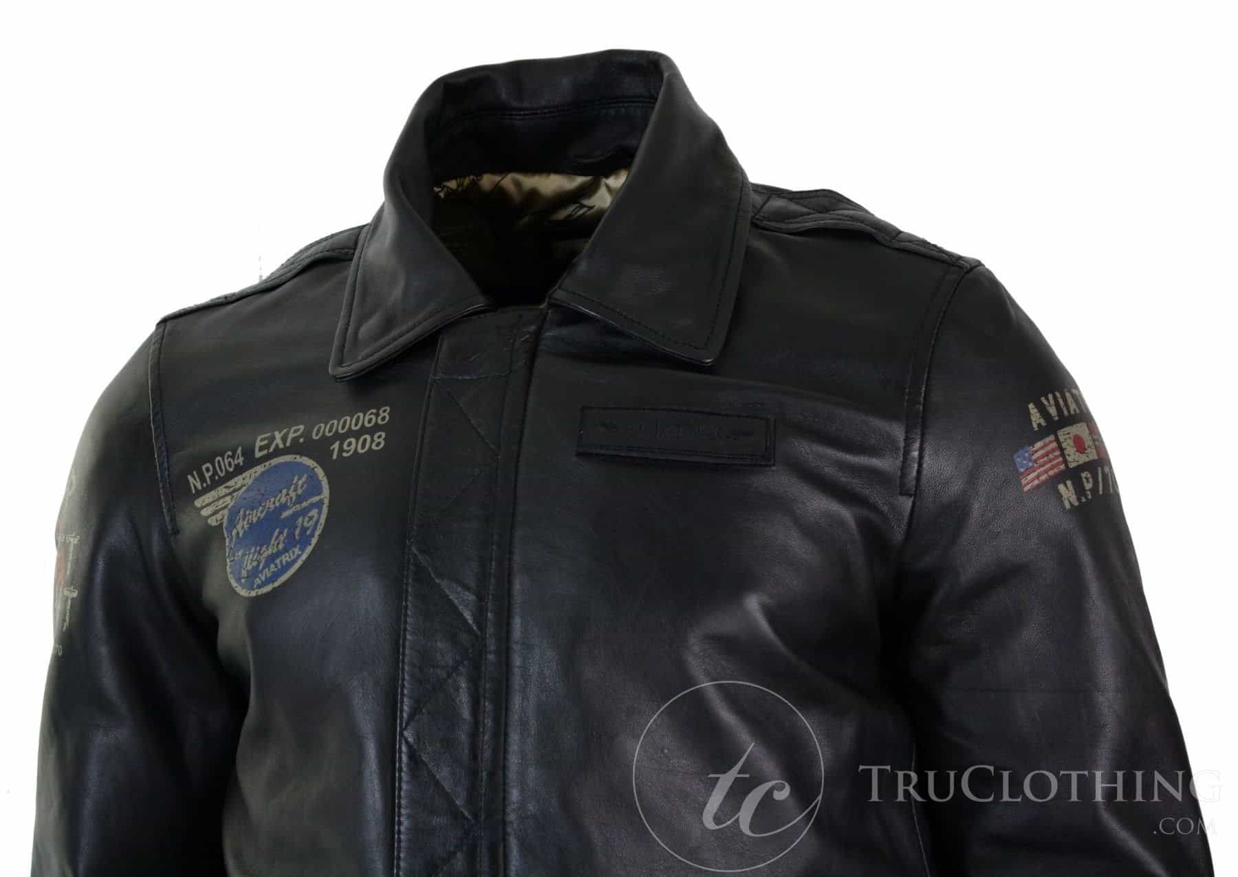 Miesten musta nahkainen pilottitakki, jossa turkiskaulus ja Slim Fit Bomber -materiaalia.