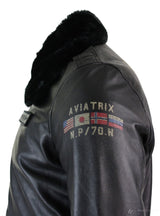 Miesten musta nahkainen pilottitakki, jossa turkiskaulus ja Slim Fit Bomber -materiaalia.
