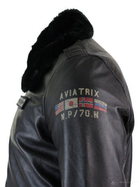 Miesten musta nahkainen pilottitakki, jossa turkiskaulus ja Slim Fit Bomber -materiaalia.