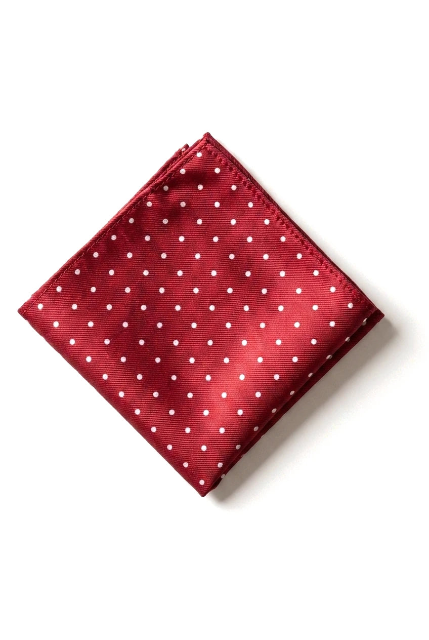 Pilkullinen viininvärinen solmio, lahjasetti, taskuliina, kalvosinnapit, solmioneula, pilkullinen satiini