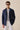 Miesten laivastonsininen puuvillasekoitteinen safaritakki ja valkoiset housut, tyylikäs rento asukokonaisuus