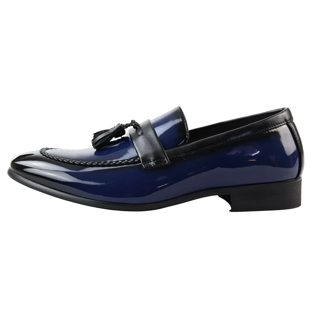 Miesten siniset lakkakengät tupsuilla ja slip-on-korkokengät