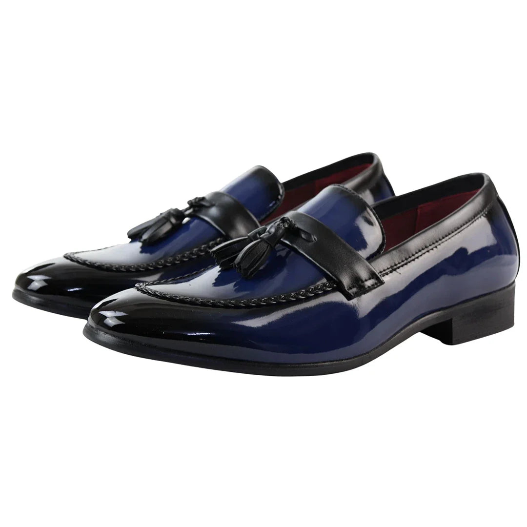 Miesten siniset lakkakengät tupsuilla ja slip-on-korkokengät