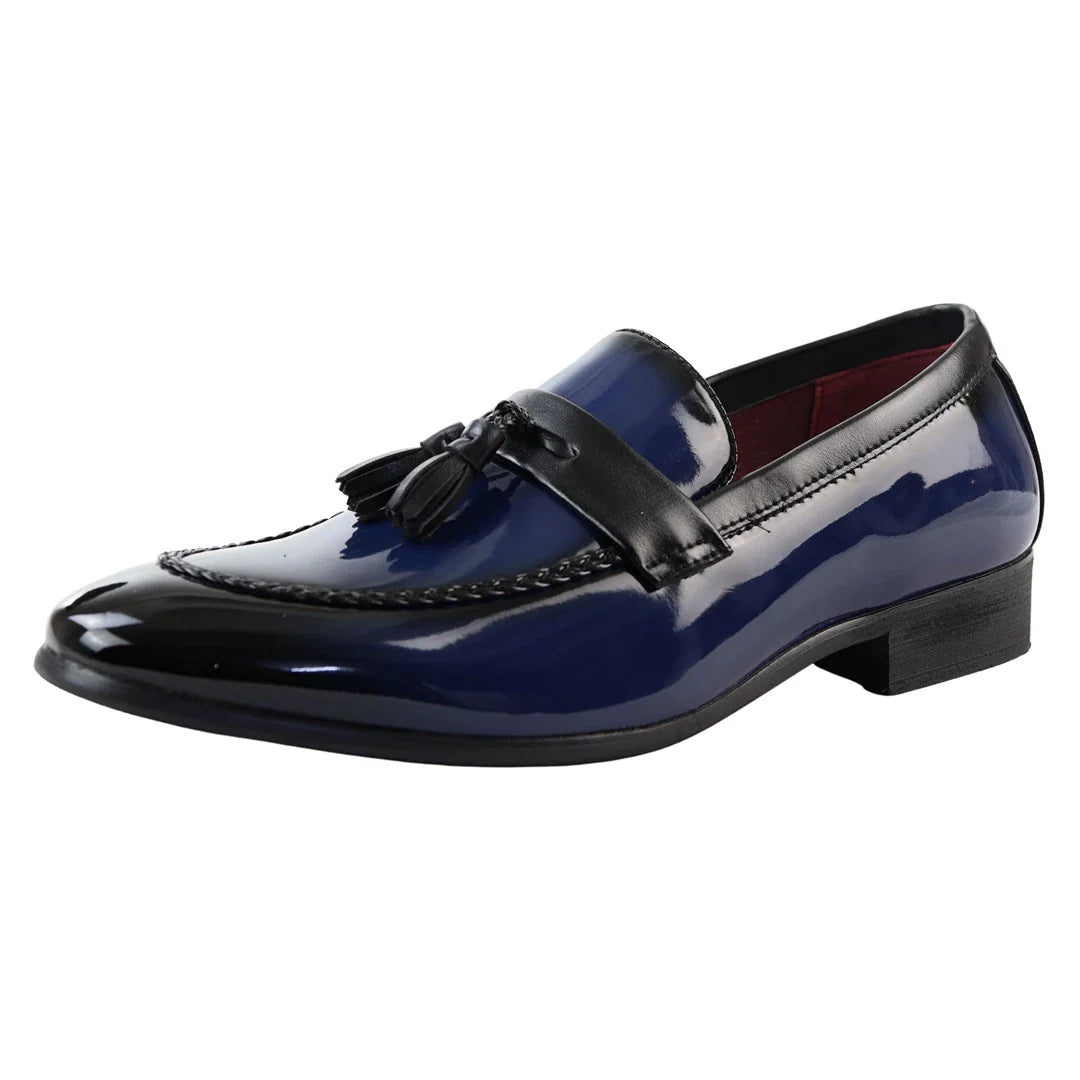 Miesten siniset lakkakengät tupsuilla ja slip-on-korkokengät