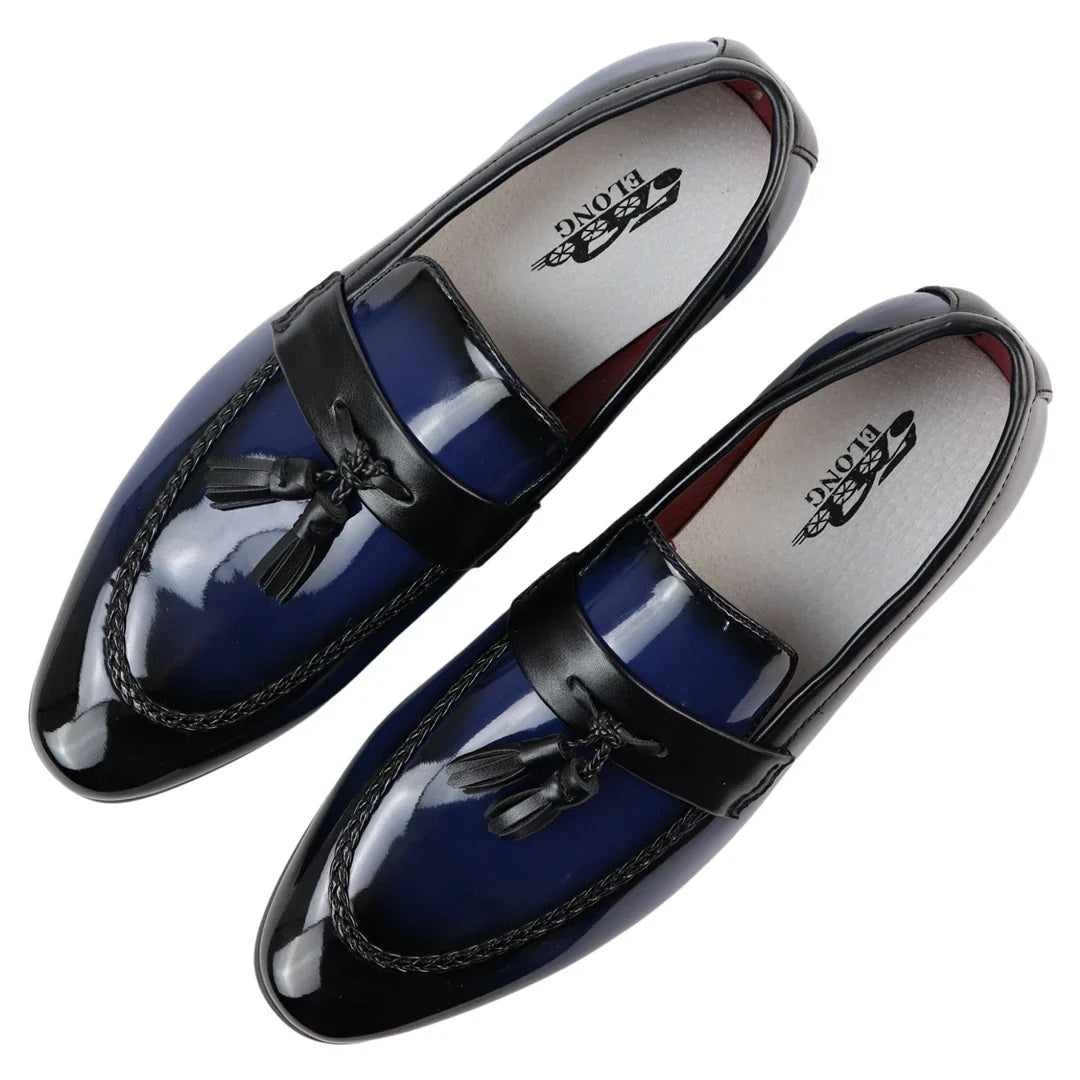 Miesten siniset lakkakengät tupsuilla ja slip-on-korkokengät