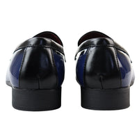 Miesten siniset lakkakengät tupsuilla ja slip-on-korkokengät