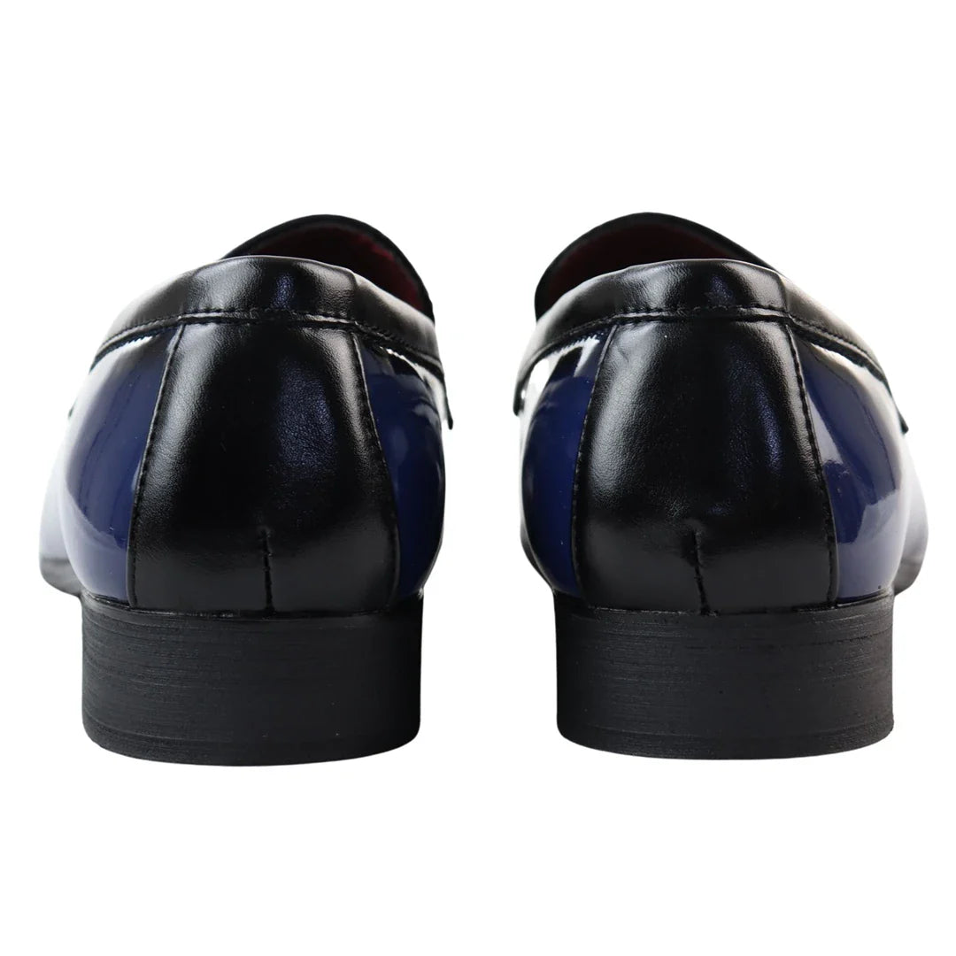 Miesten siniset lakkakengät tupsuilla ja slip-on-korkokengät