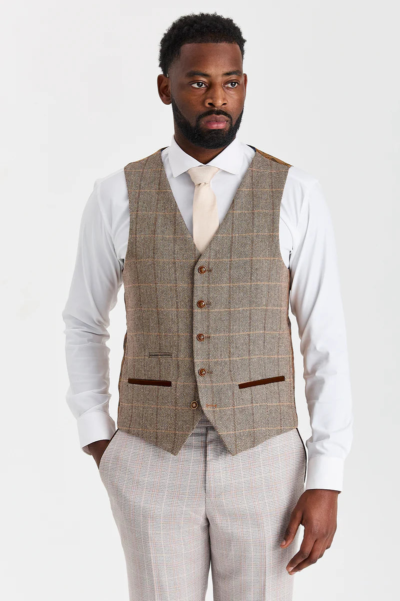 Leo Beige -puku ja Harris Brown -tweed-kontrastivärinen liivi