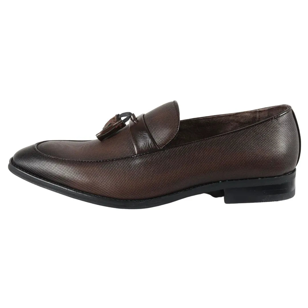 Miesten loaferit slip-on-tupsuilla varustetut muodolliset kengät
