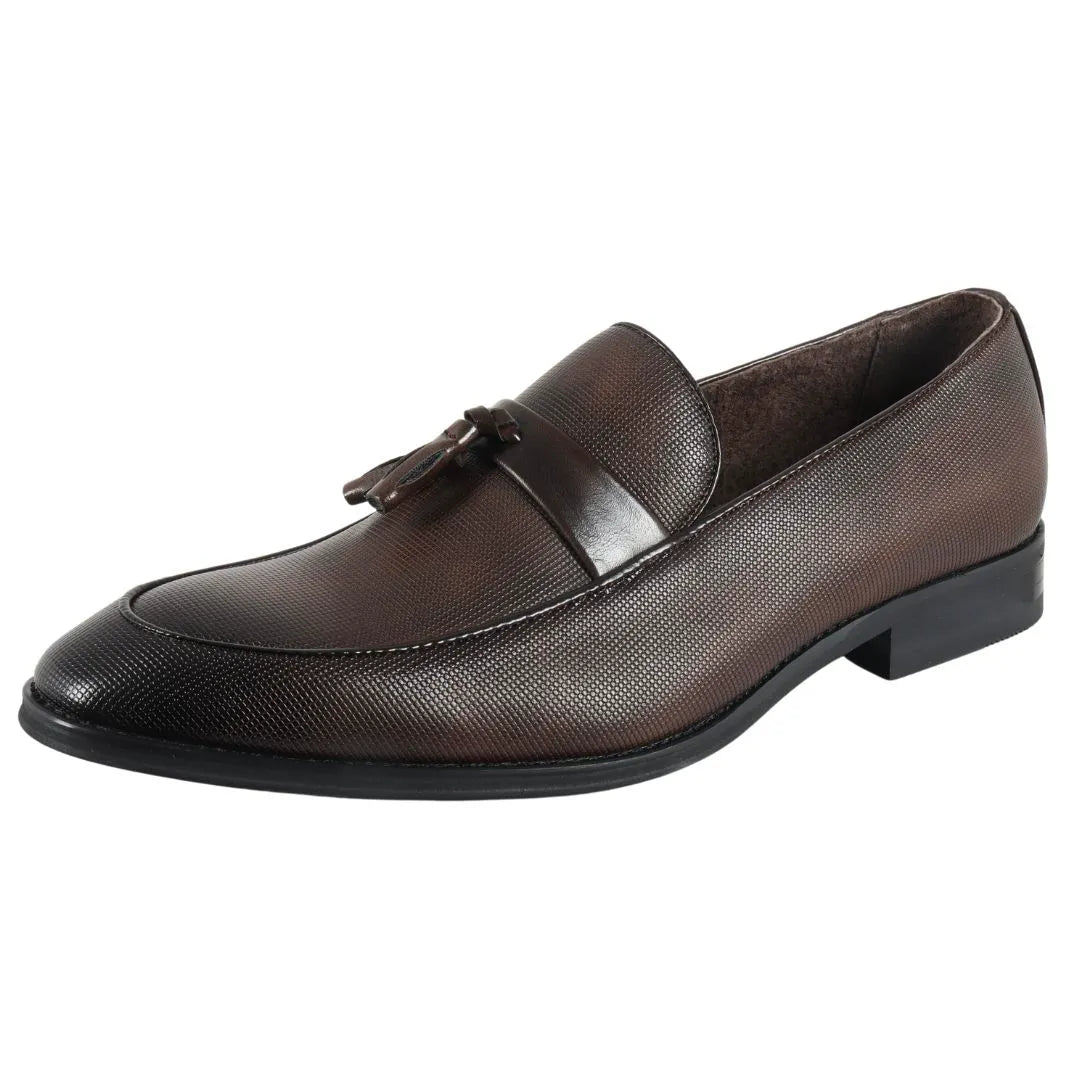 Miesten loaferit slip-on-tupsuilla varustetut muodolliset kengät