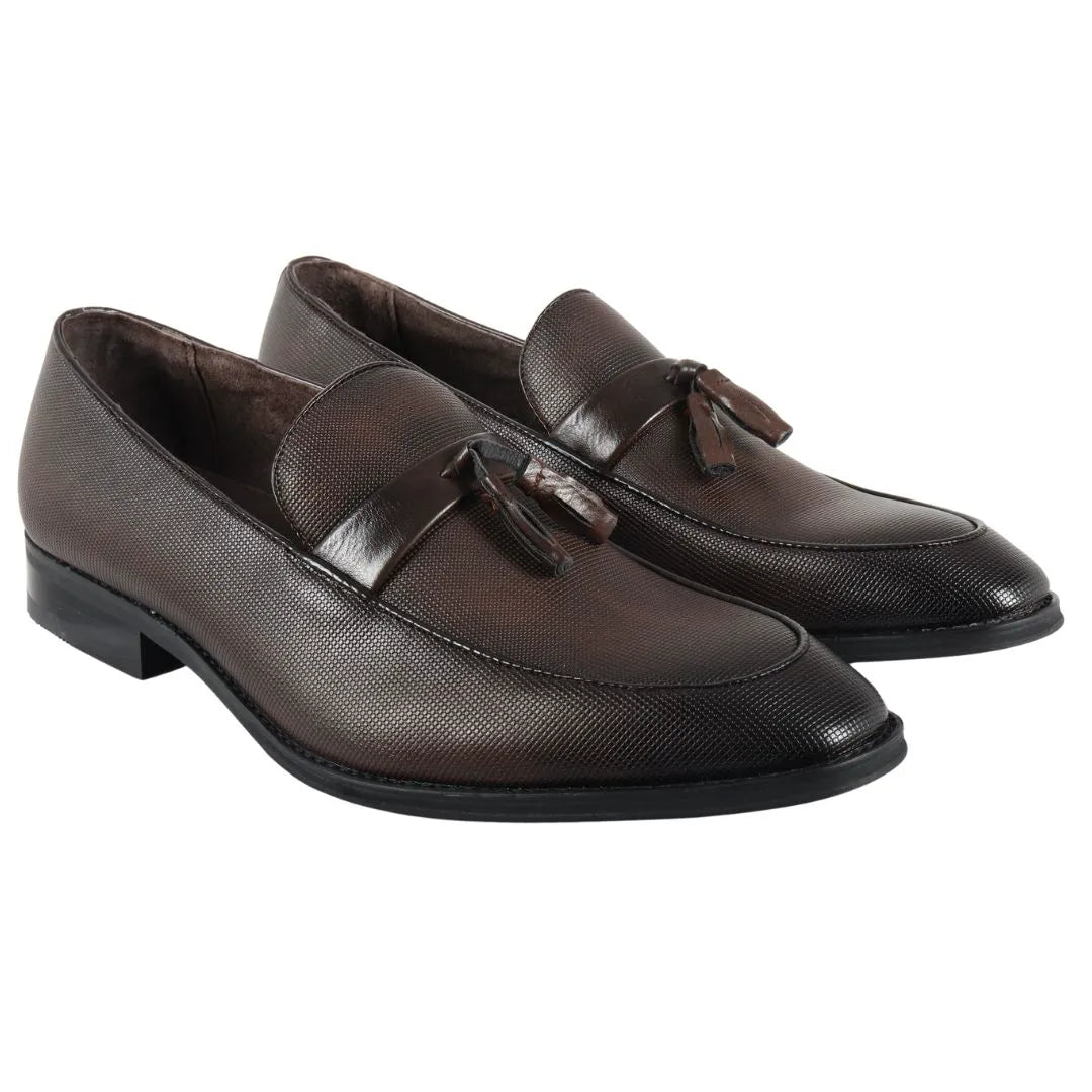 Miesten loaferit slip-on-tupsuilla varustetut muodolliset kengät