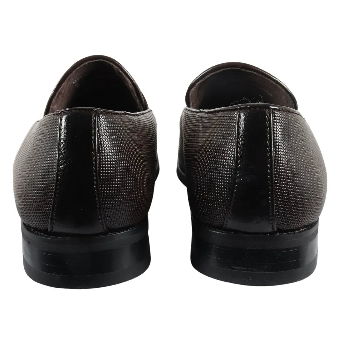 Miesten loaferit slip-on-tupsuilla varustetut muodolliset kengät