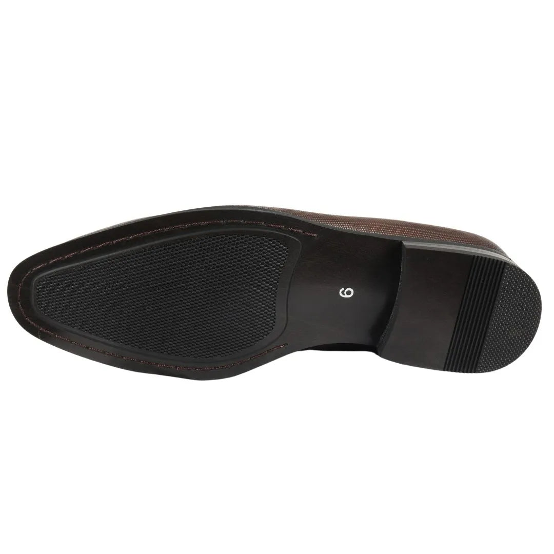 Miesten loaferit slip-on-tupsuilla varustetut muodolliset kengät