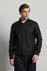 Miesten musta minimalistinen älykäs bombertakki