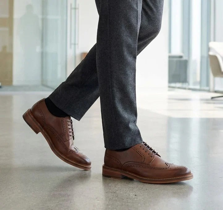 Miesten ruskeat nahkaiset brogue-puvunkengät