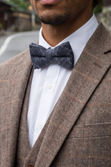 Miesten laivastonsininen tweed-rusetti