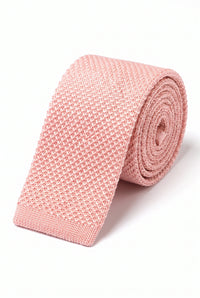 Miesten pinkki neulottu solmio, jossa litteä neliönmuotoinen pää