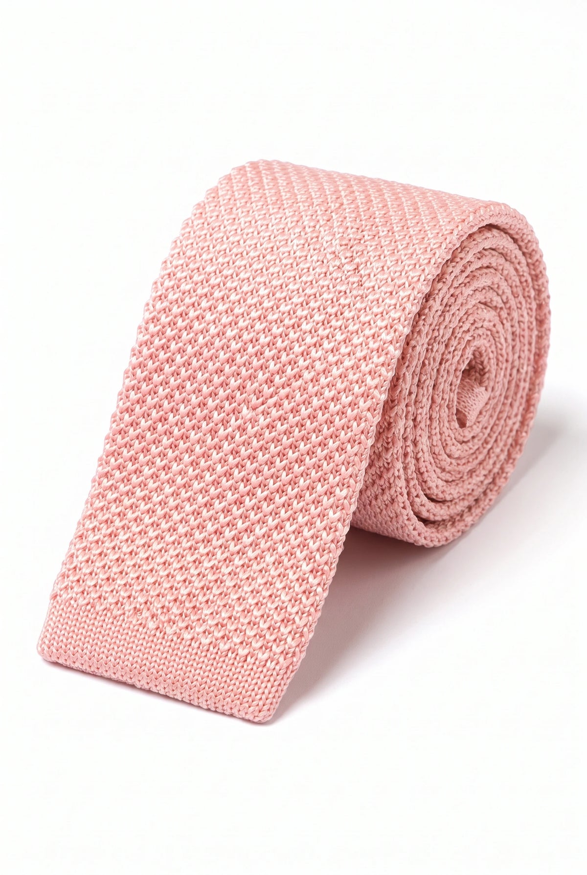 Miesten pinkki neulottu solmio, jossa litteä neliönmuotoinen pää