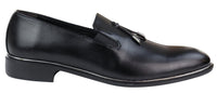 Miesten slip-on-kengät tupsuilla, joissa on metallireunus