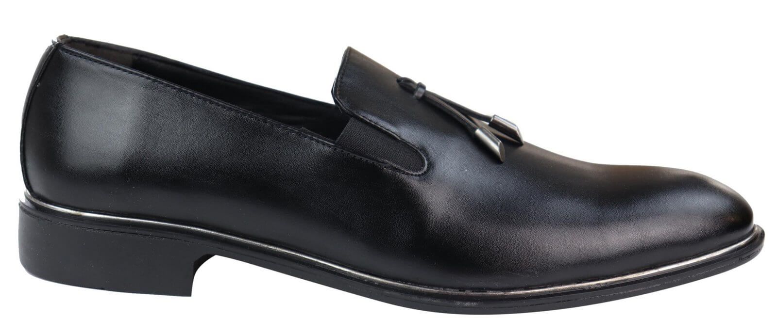 Miesten slip-on-kengät tupsuilla, joissa on metallireunus
