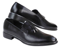 Miesten slip-on-kengät tupsuilla, joissa on metallireunus