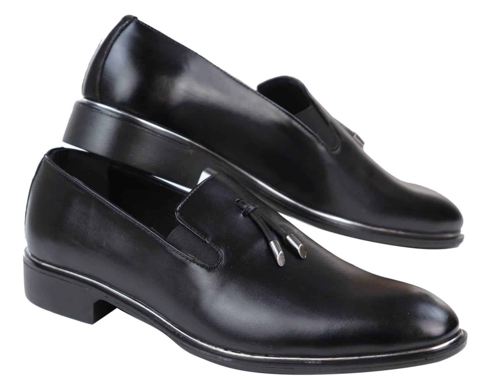 Miesten slip-on-kengät tupsuilla, joissa on metallireunus