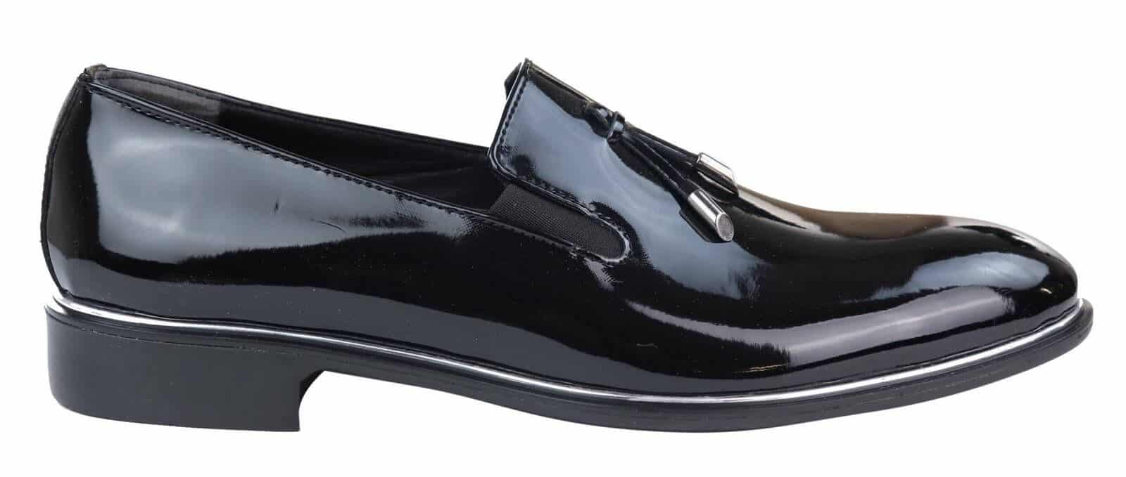 Miesten slip-on-kengät tupsuilla, joissa on metallireunus