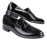 Miesten slip-on-kengät tupsuilla, joissa on metallireunus