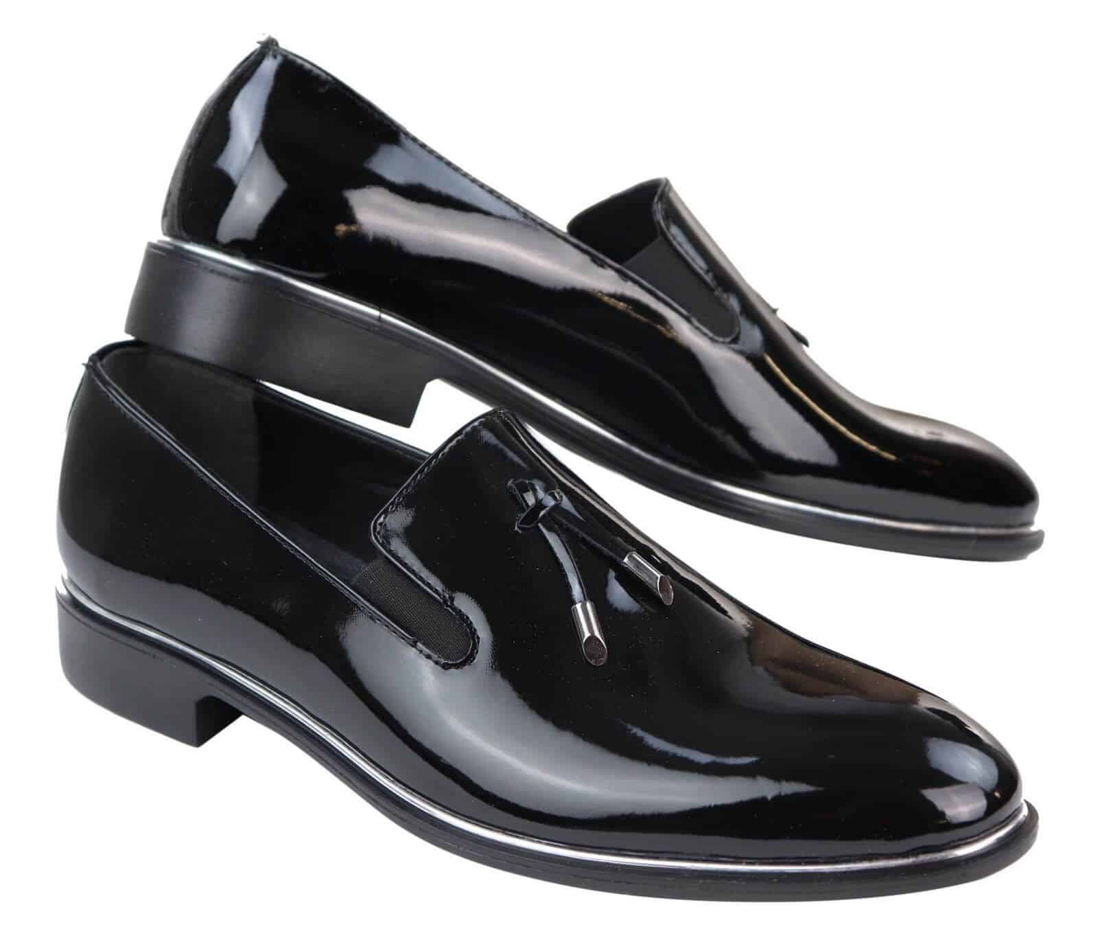 Miesten slip-on-kengät tupsuilla, joissa on metallireunus