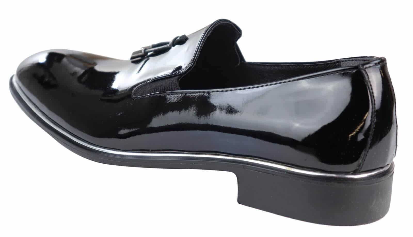 Miesten slip-on-kengät tupsuilla, joissa on metallireunus