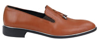 Miesten slip-on-kengät tupsuilla, joissa on metallireunus