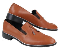 Miesten slip-on-kengät tupsuilla, joissa on metallireunus