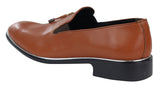 Miesten slip-on-kengät tupsuilla, joissa on metallireunus