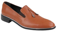 Miesten slip-on-kengät tupsuilla, joissa on metallireunus